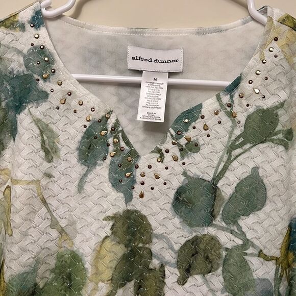 Alfred dunner ladies size medium jeweled polyester shirt. - Picture 3 of 4